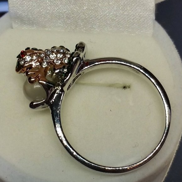 Silver and green rhinestone Frog ring.  Frog is holding a dew drop - Picture 5 of 5